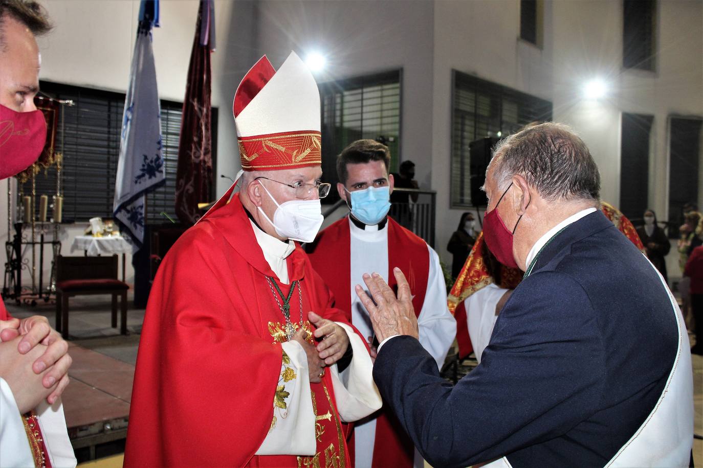El obispo conversa con el presidente de honor de la Hermandad de San Eufrasio, Eduardo Muñoz. 