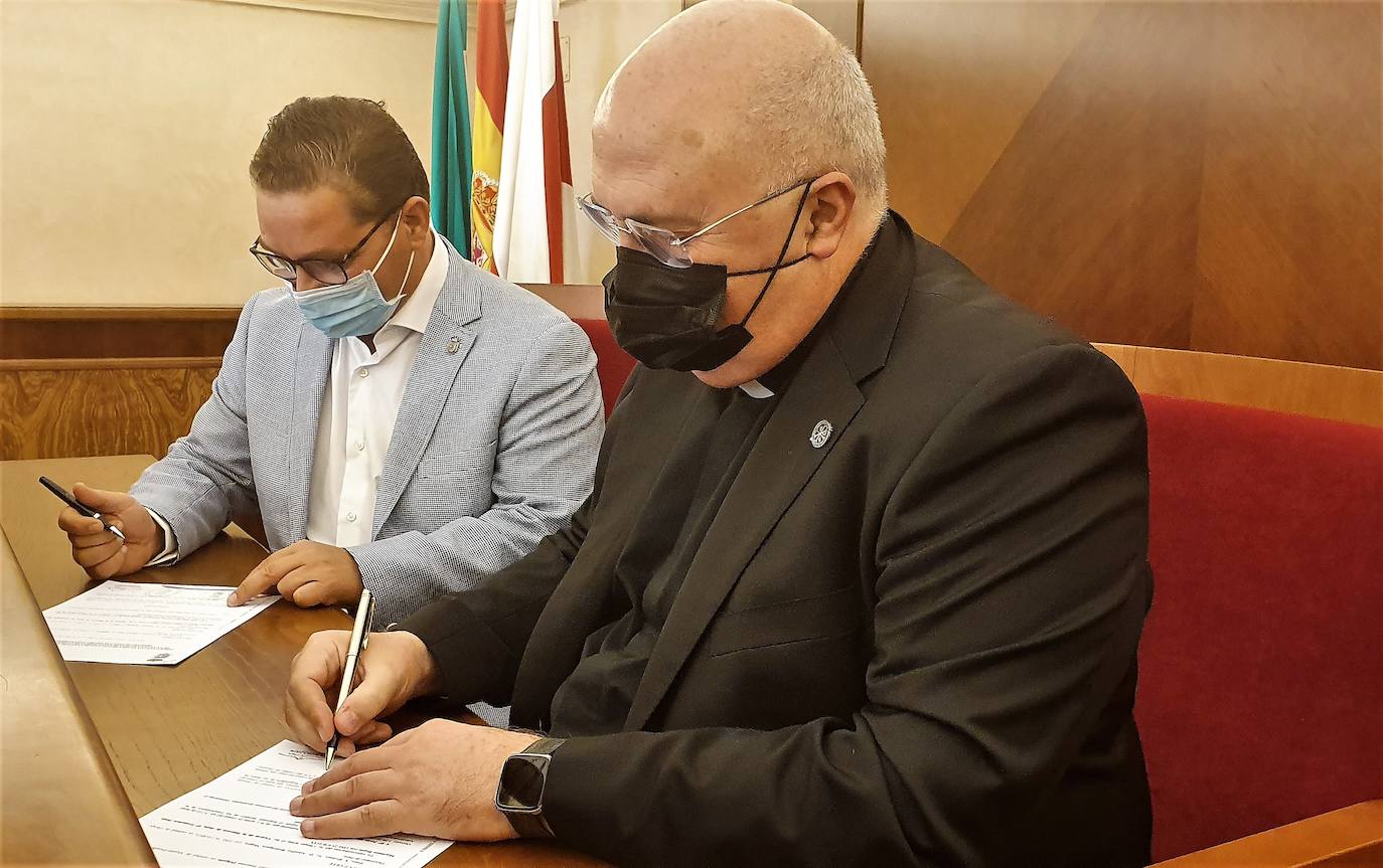 El alcalde y el vicario durante la firma del convenio. 