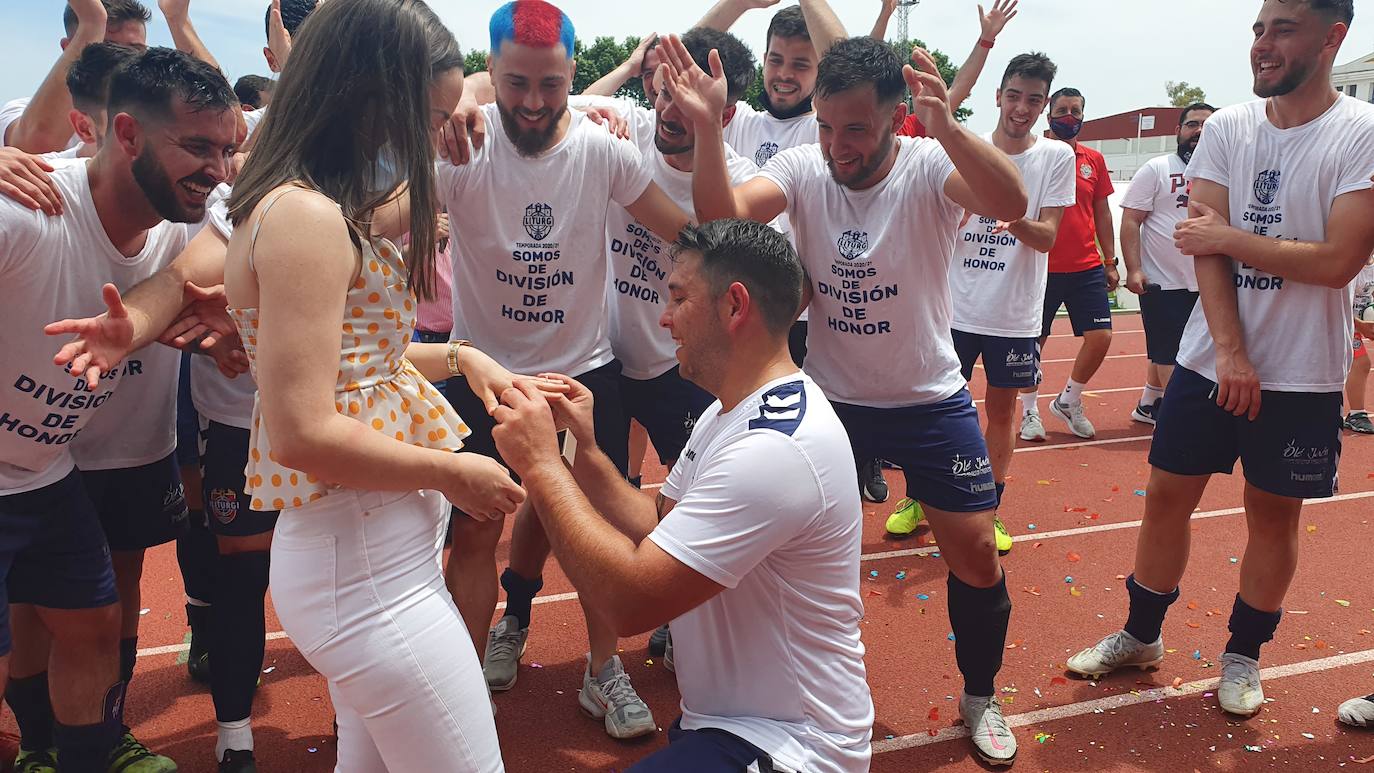 El jugador del Iliturgi Grego le pide matrimonio a su prometida en medio de la fiesta del ascenso. 