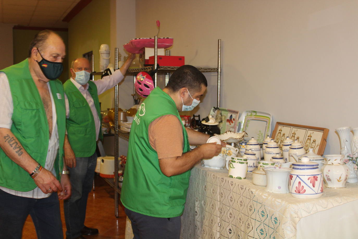 Voluntarios de VAS colocan los utensilios. 