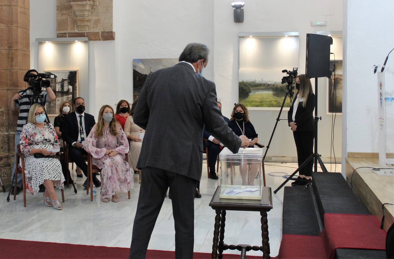 Francisco Carmona deposita su voto en la investidura del nuevo alcalde ante la mirada de los integrantes del gobierno. 