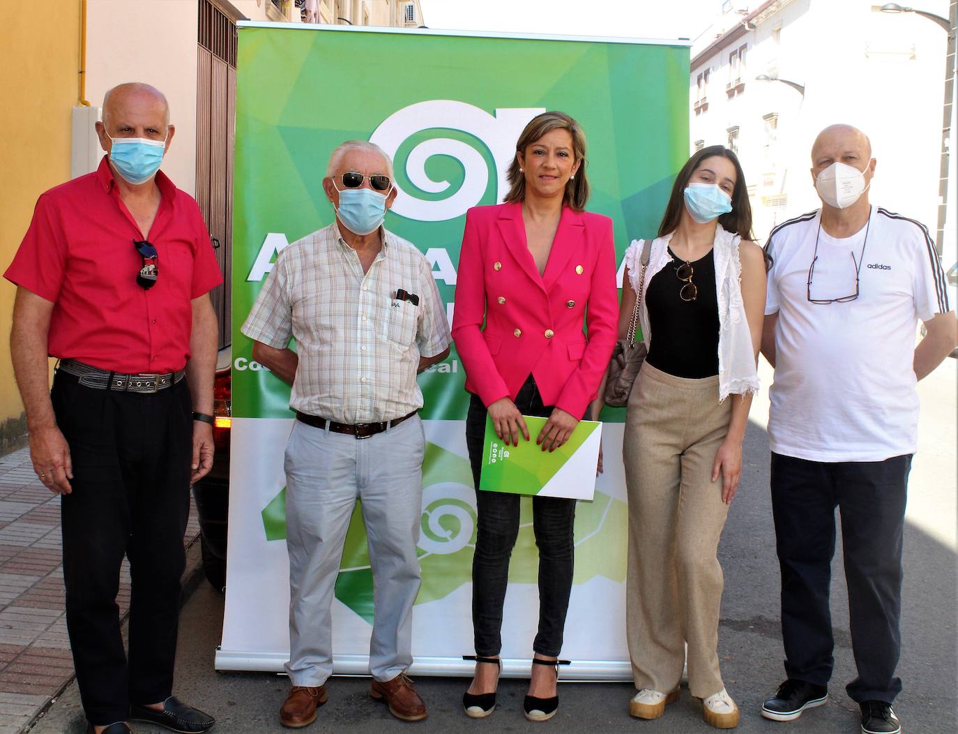 Encarna Camacho posa con militantes. 