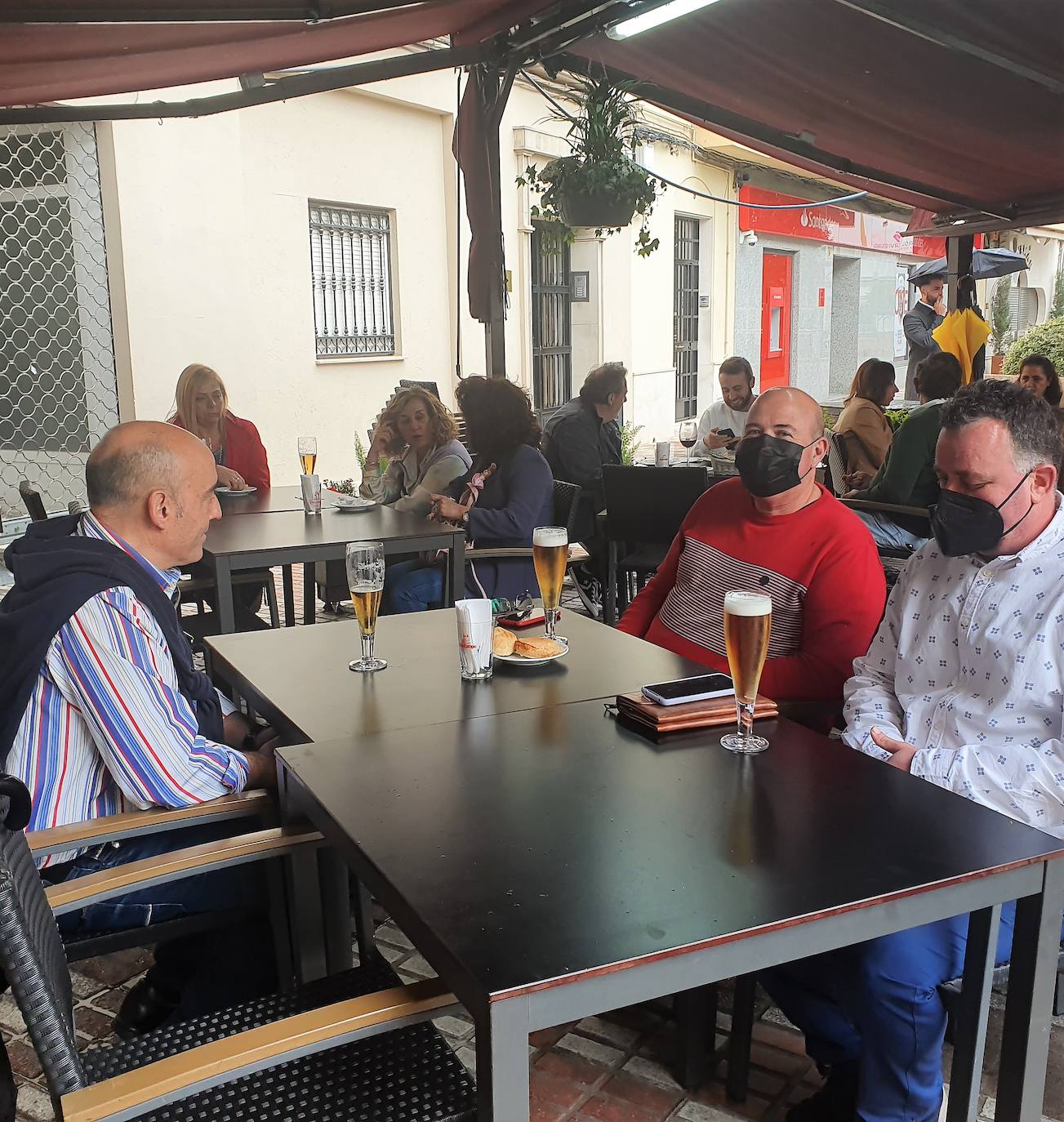 Ciudadanos en una terraza de un bar de Isidoro Miñón en la pasada 'no romería'. 
