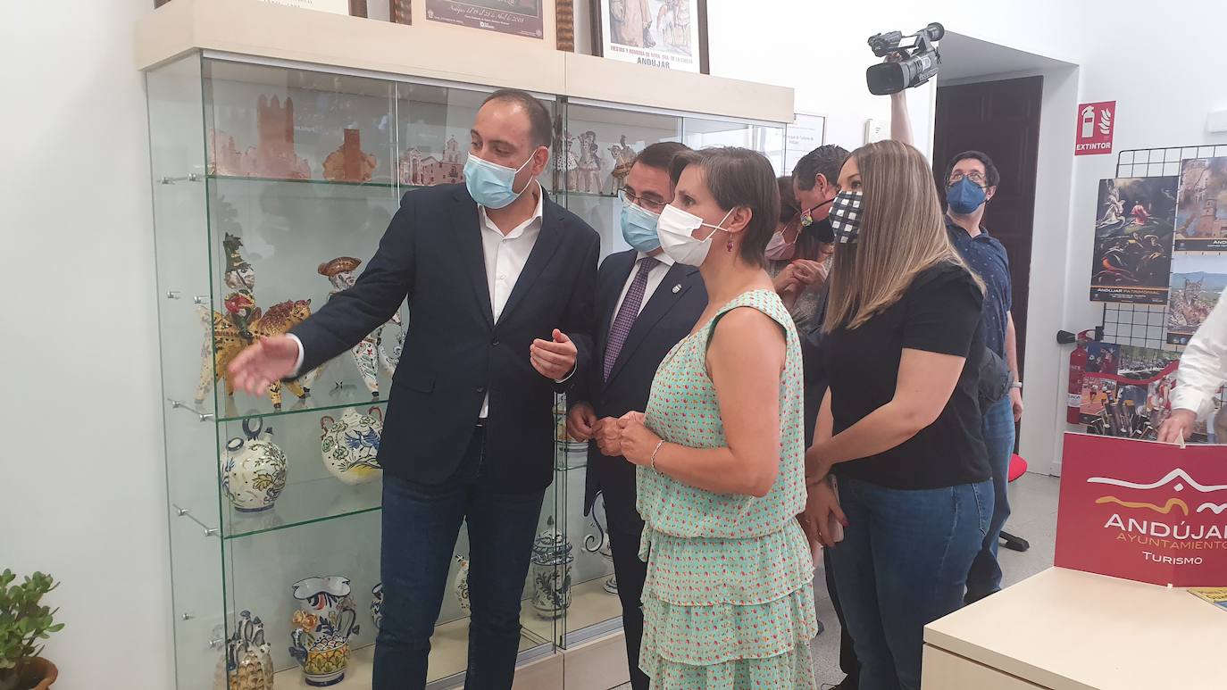 El concejal de Turismo, José Antonio Oria, enseña lo más caraterístico de la artesanía local al alcalde y las delegadas territoriales. 