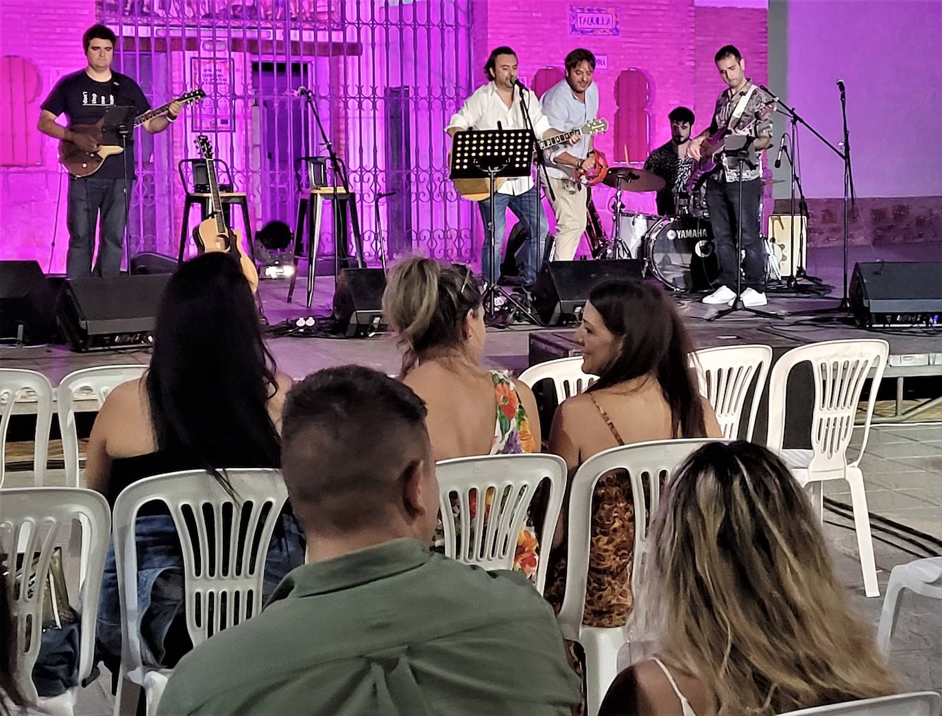 Actuación del grupo Otros como Yo, el paasado jueves por la noche en la explanada de la Plaza de Toros. 