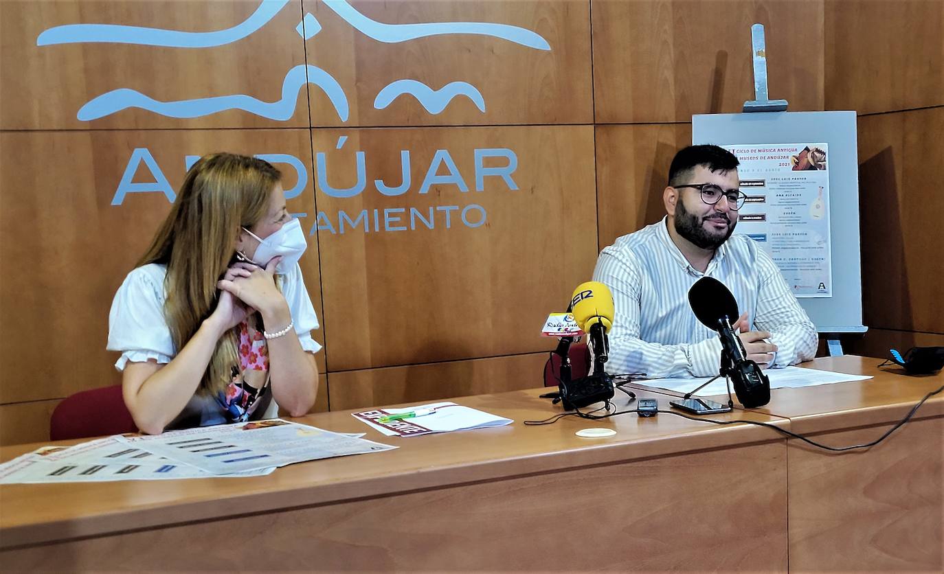 Alma Cámara y Cristian Alonso, durante la presentación.. 