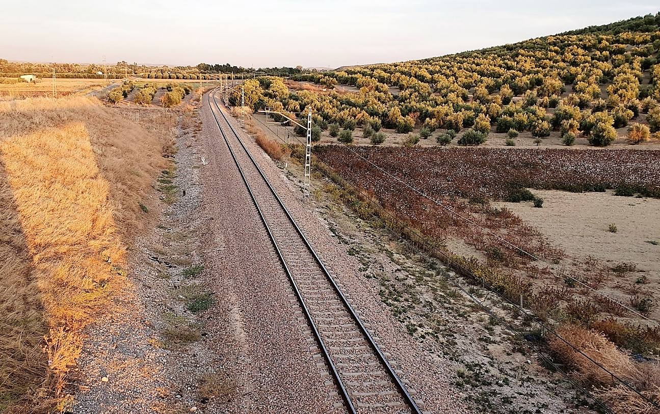 Paso de la vía del tren por la zona de Los Cortijuelos. 