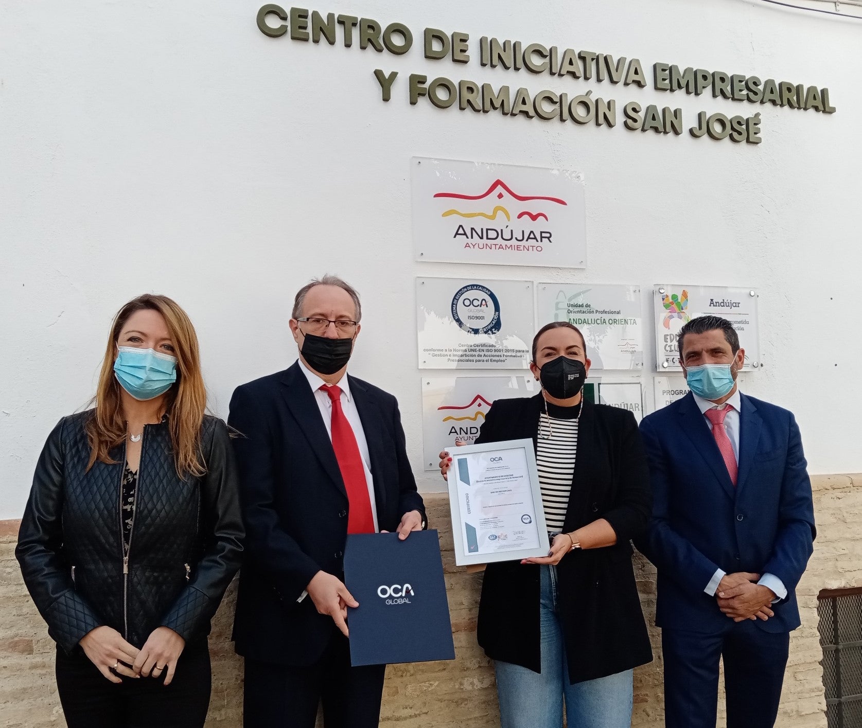 RTeresa Fernández con los responsables de la concesión del premio. 