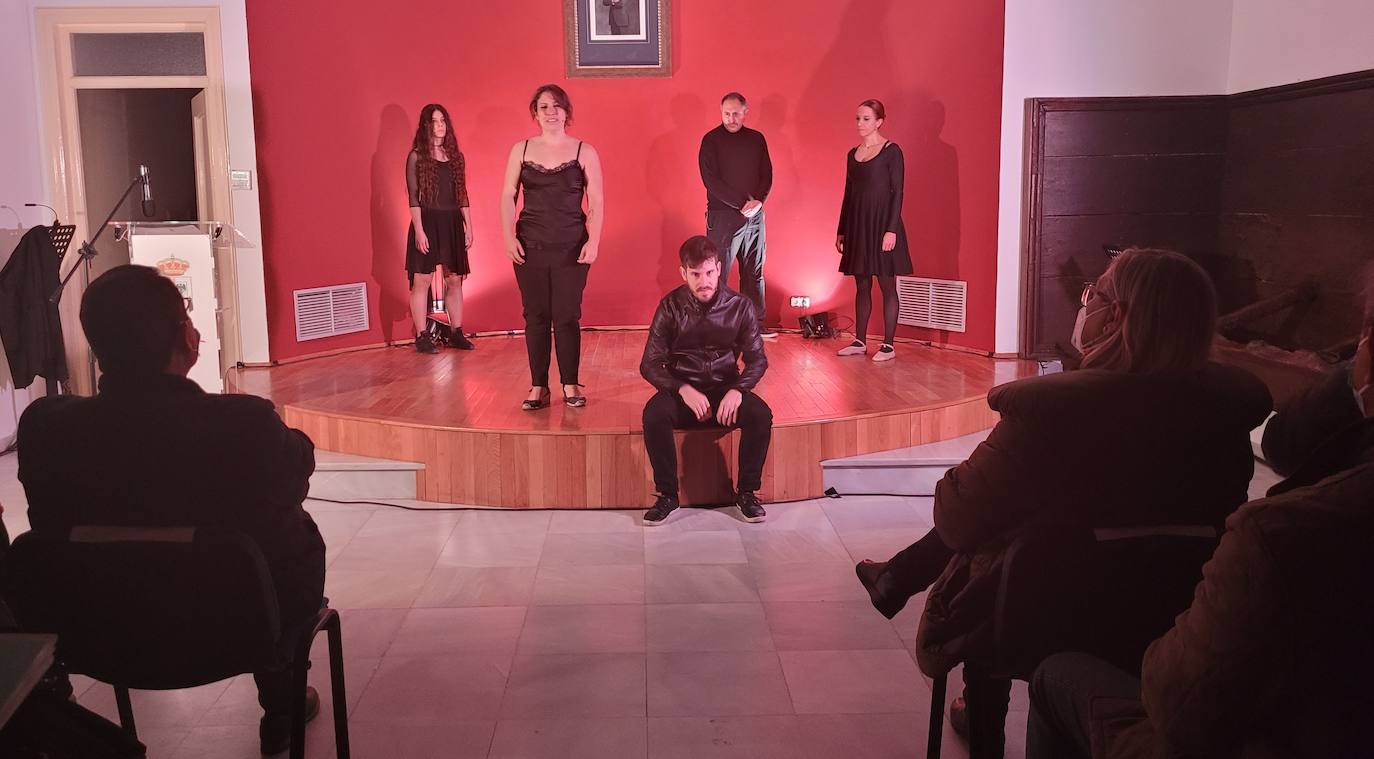 PERFORMANCE DEL GRUPO INTACTOS TEATRO 