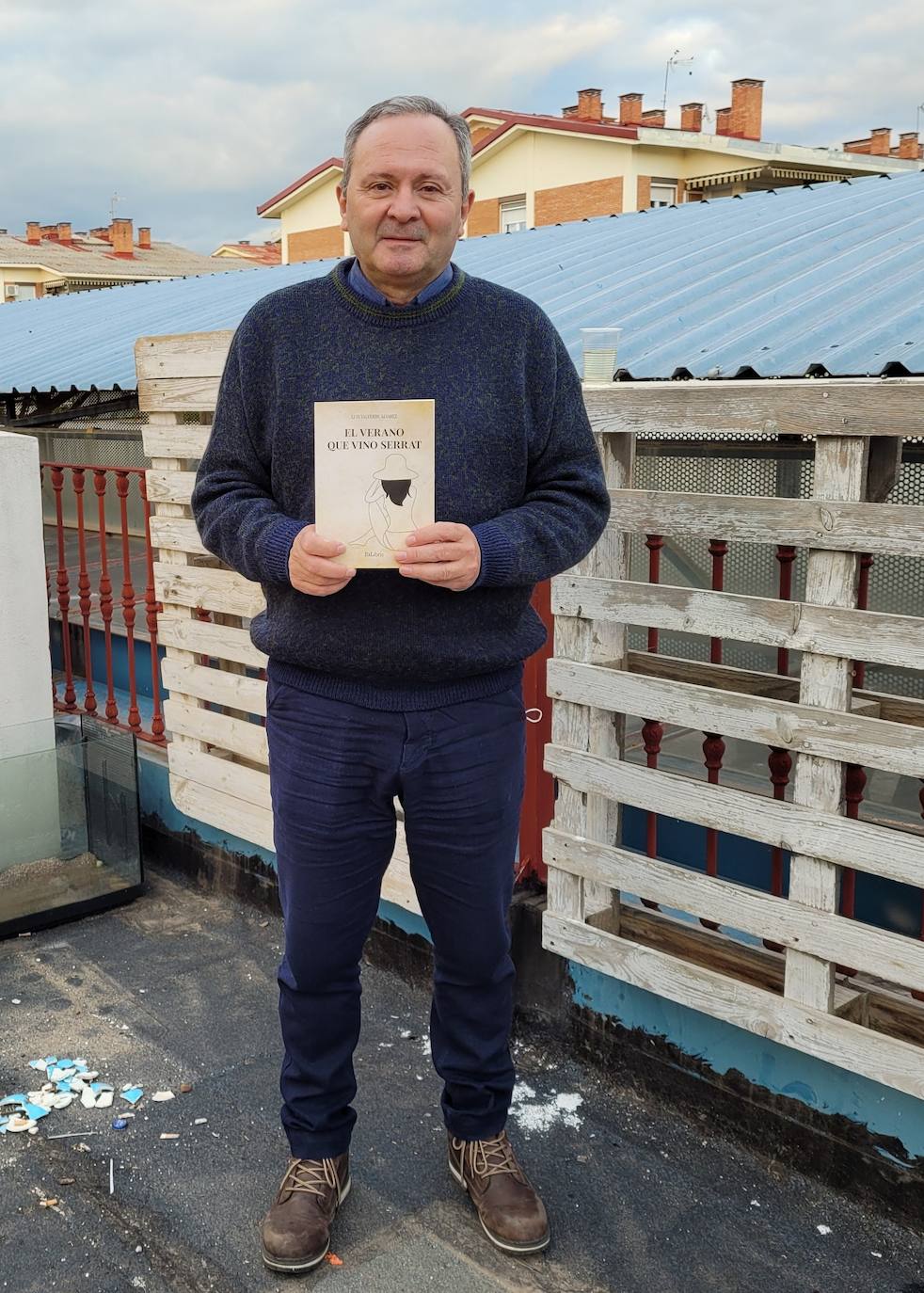Luis Valverde posa con su libro desde la terraza de la Estación de Autobuses de Andújar. 
