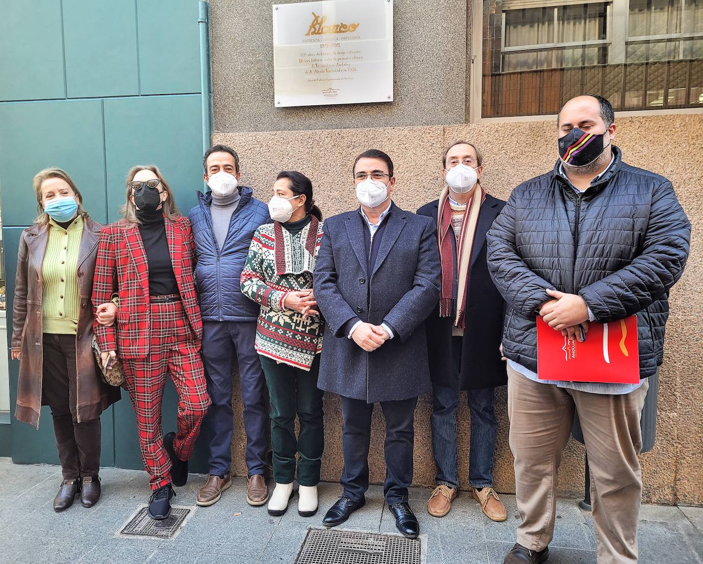 El alcalde y el concejal de Cultura con miembros de la familia Blanco debajo de la placa. 
