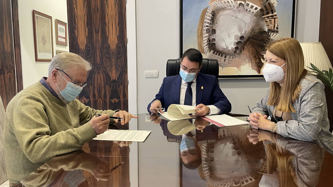 Miguel Fuentes y Pedro Luis Rodríguez durante la firma de la entrega. 