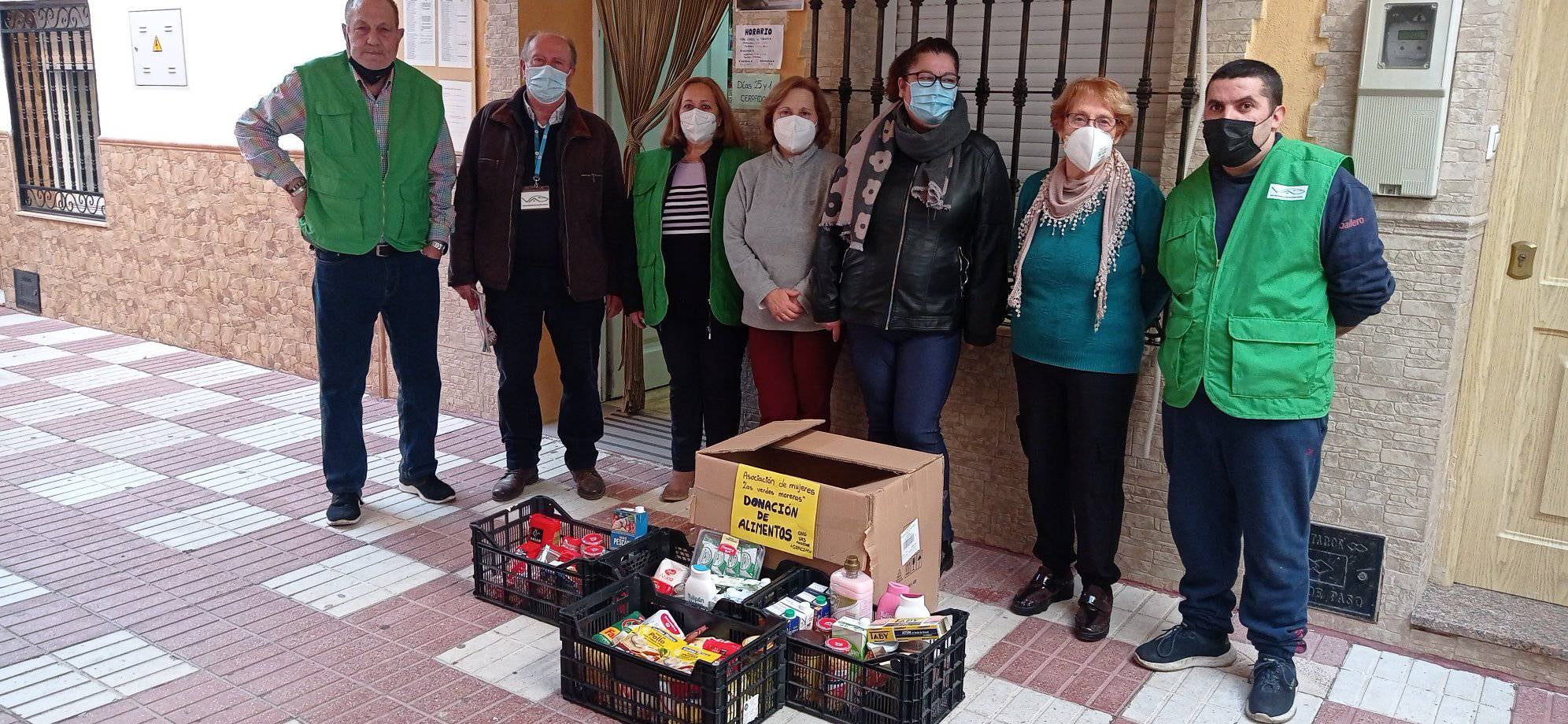 Directivos de VAS Andújar con la ascociación de muejeres Las Moreras, de Llanos del Sotillo que han participado en la entrega de alimentos. 