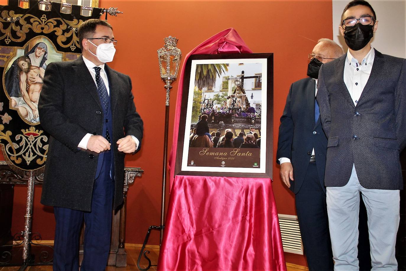 Pedro Luis Rodríguez y Alfonso Soto contemplan la obra de Jorge Rodríguez, en primer término. 