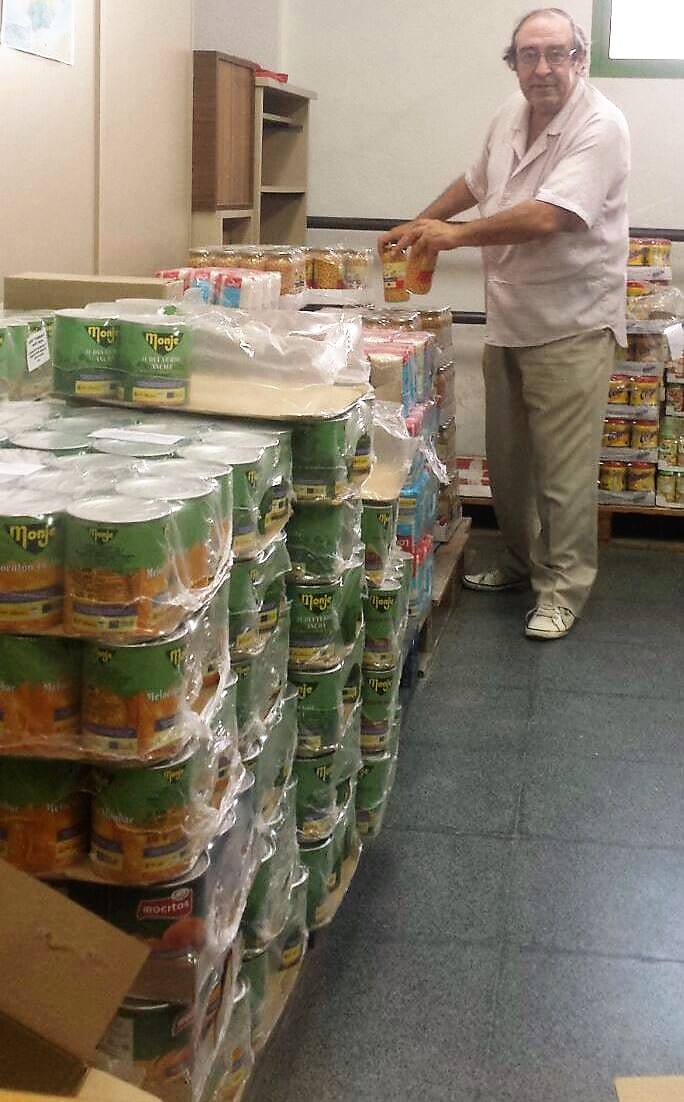 José Navas con alimentos que entregan a los más necesitados. 