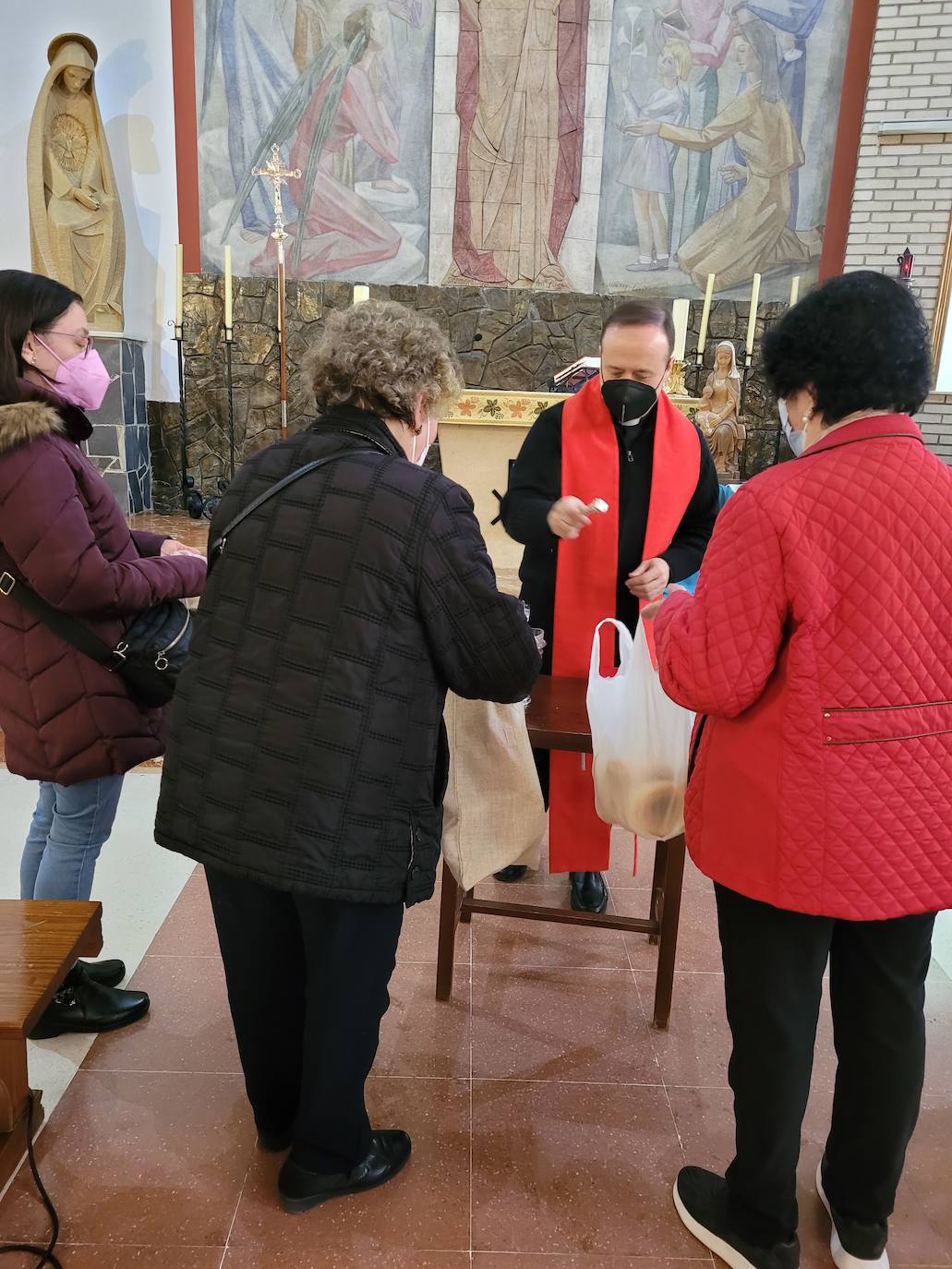 Idelfonso Rueda bendice las rosquillas en Cristo Rey. 