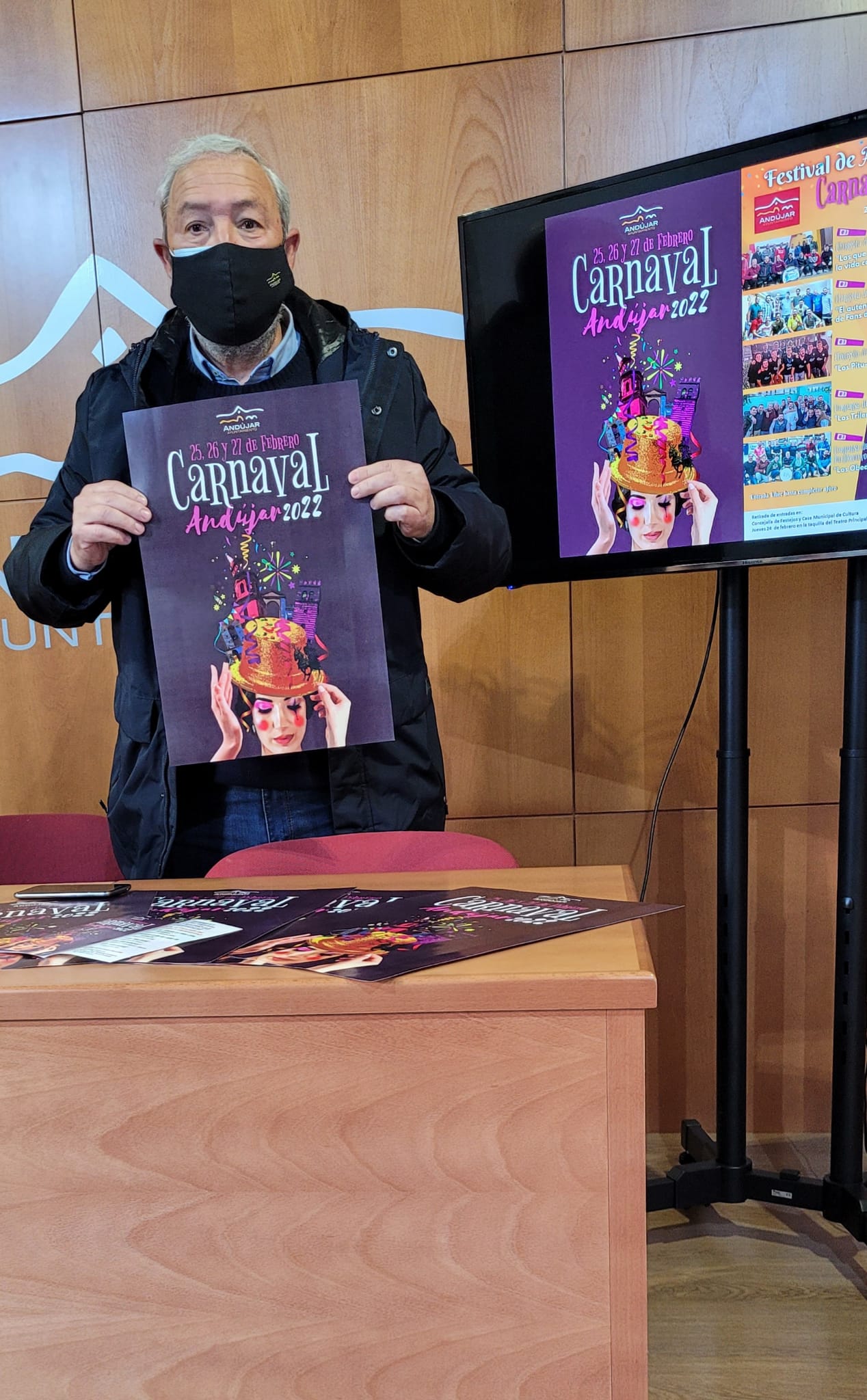 Lucas García posa con el cartel. 