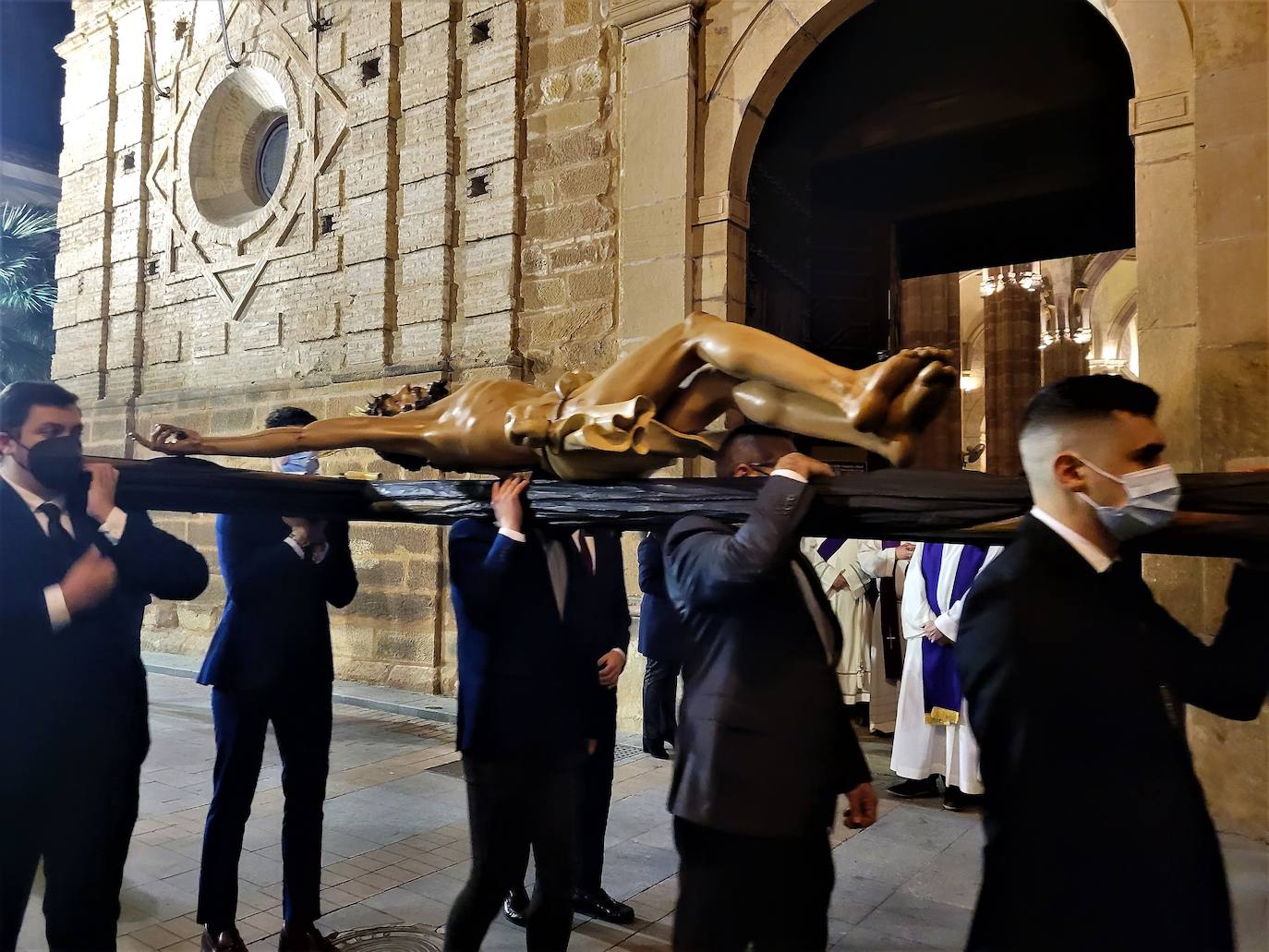 El Cristo es portado por sus hermanos a la salida de Santa María. 