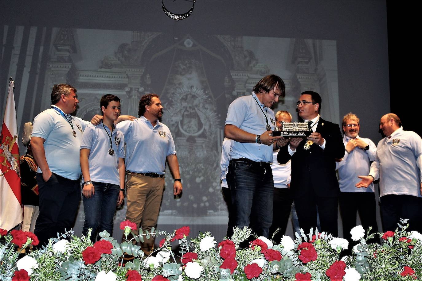 Ismael Beiro recibe un recuerdo del alcalde, acompañado de los anderos en la tarde de ayer en el Teatro Principal 