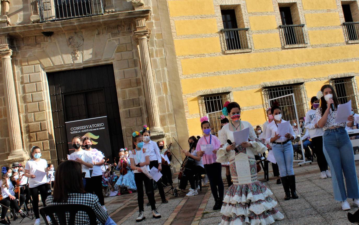 Alumnado del Conservatorio en una de sus actuaciones en el Palacio de los Niños de Don Gome. 