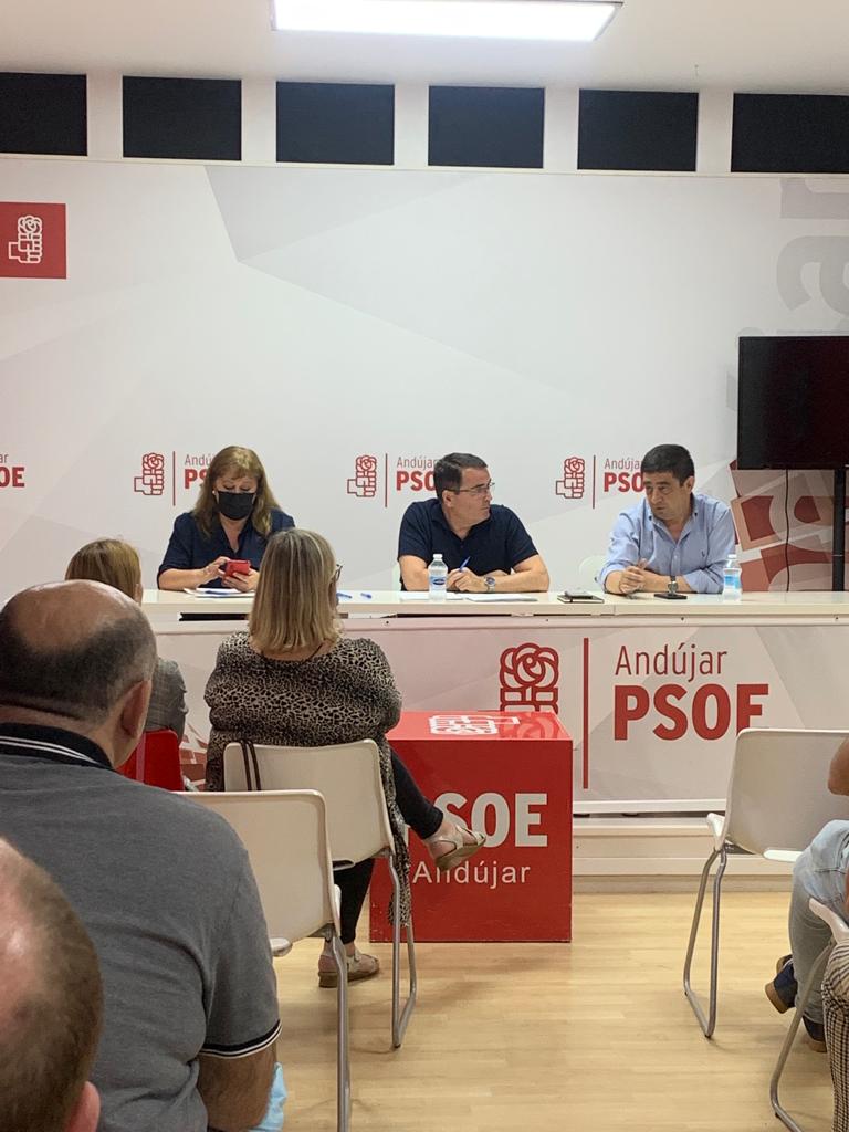 Reyes se reunió ayer con la asamblea local del PSOE. 