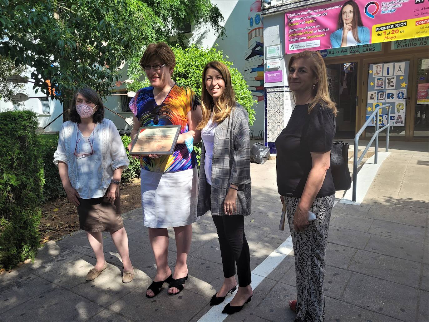 Alma Cámara entregó un reconocimiento a la Escuela Oficial de Idiomas por su labor en la pandemia.. 