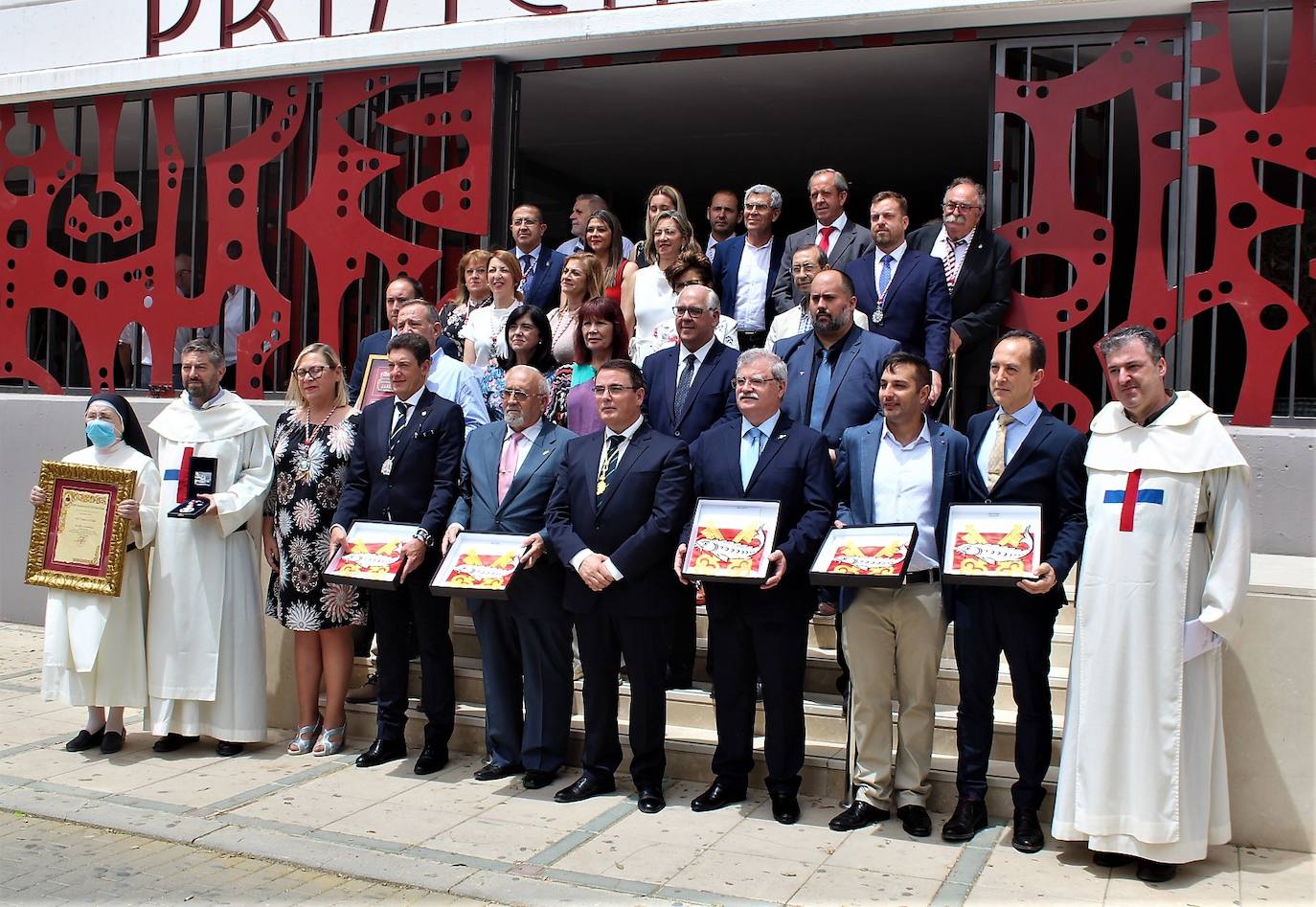 Los galardonados posan con las autoridades. 