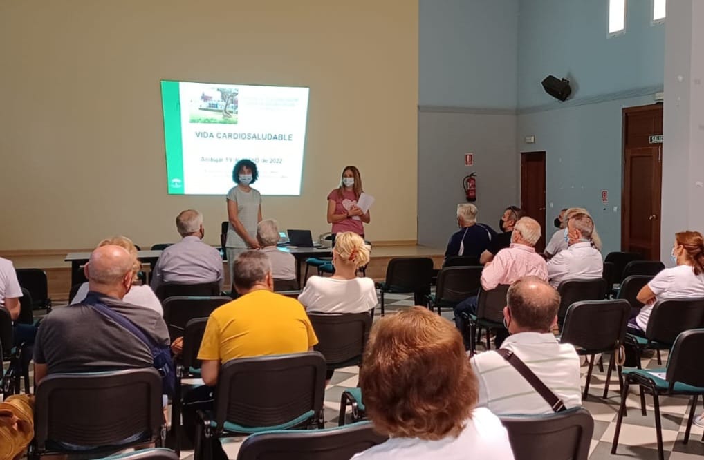 Charla formativa impartida a la població por profesionales. ideal 