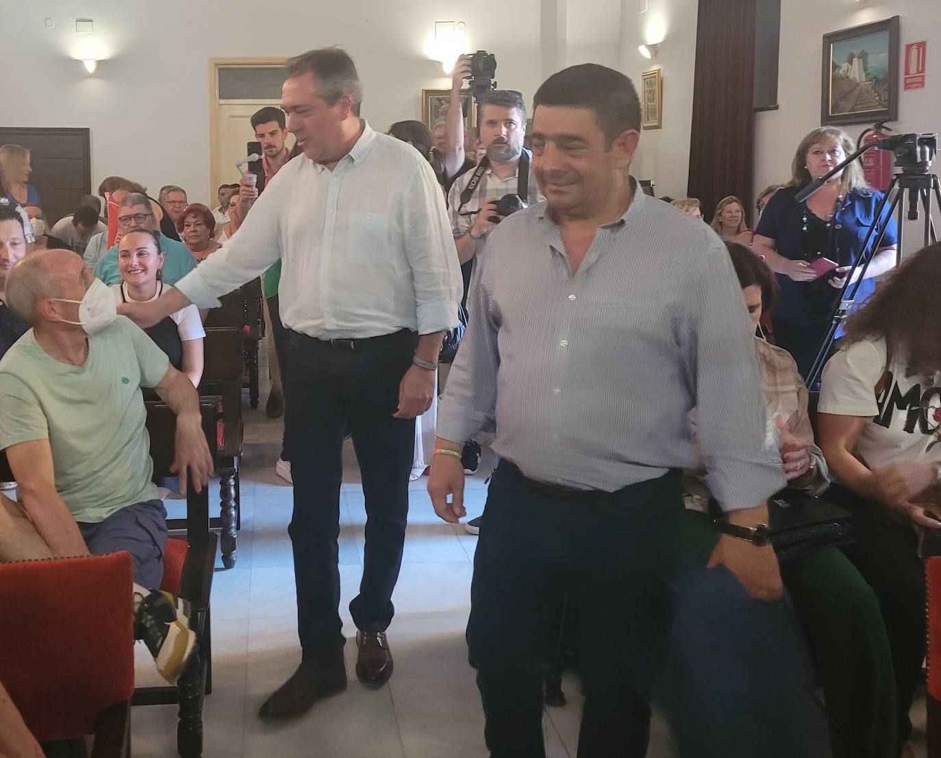 Juan Espadas, la semana pasada saluda a simpatizantes y militantes en el encuentro que tuvo en el Palacio de los Niños de Don Gome. 