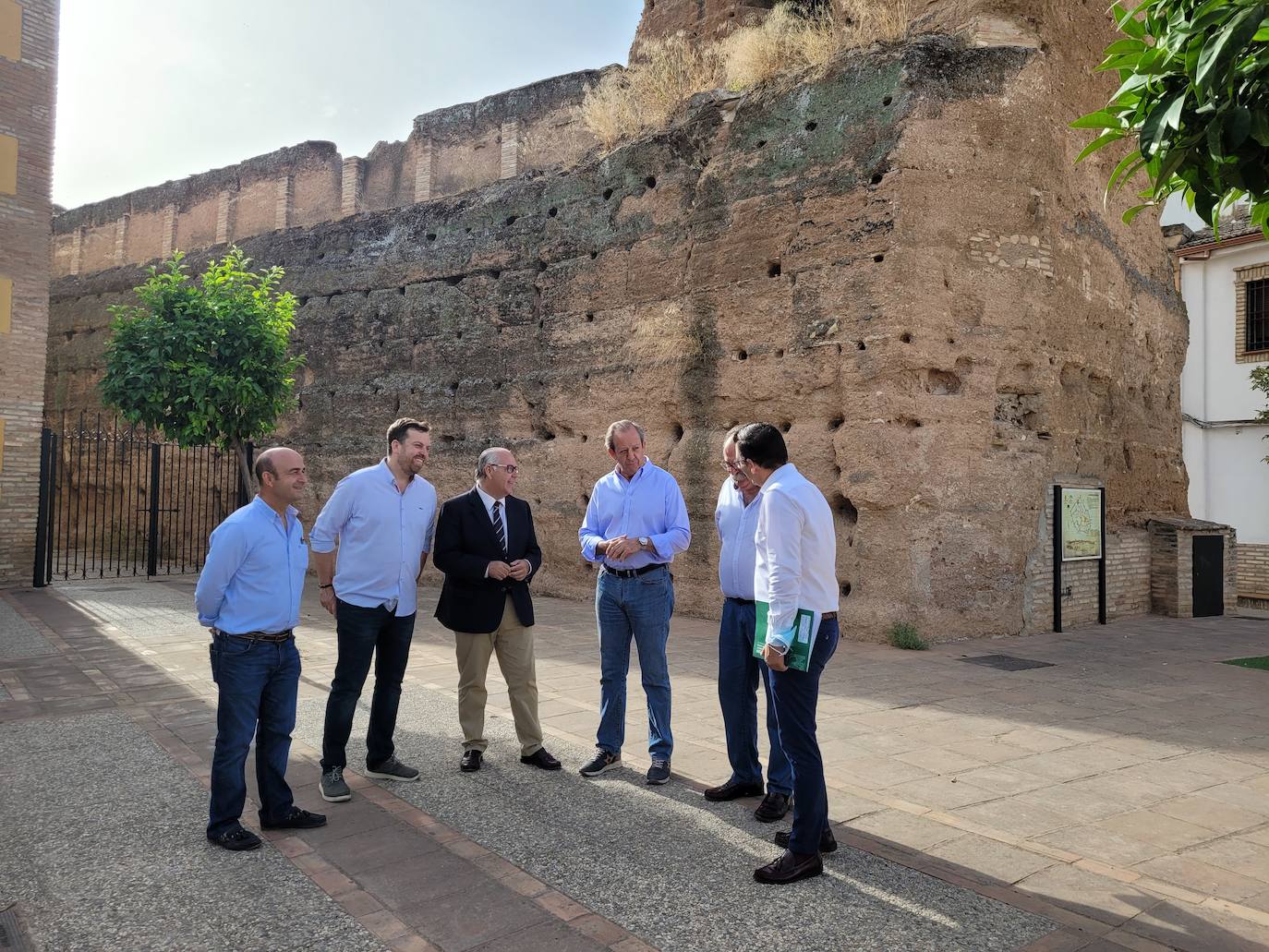 Visita que giró Estrella a las murallas de Andújar el pasado día 17 de junio. 