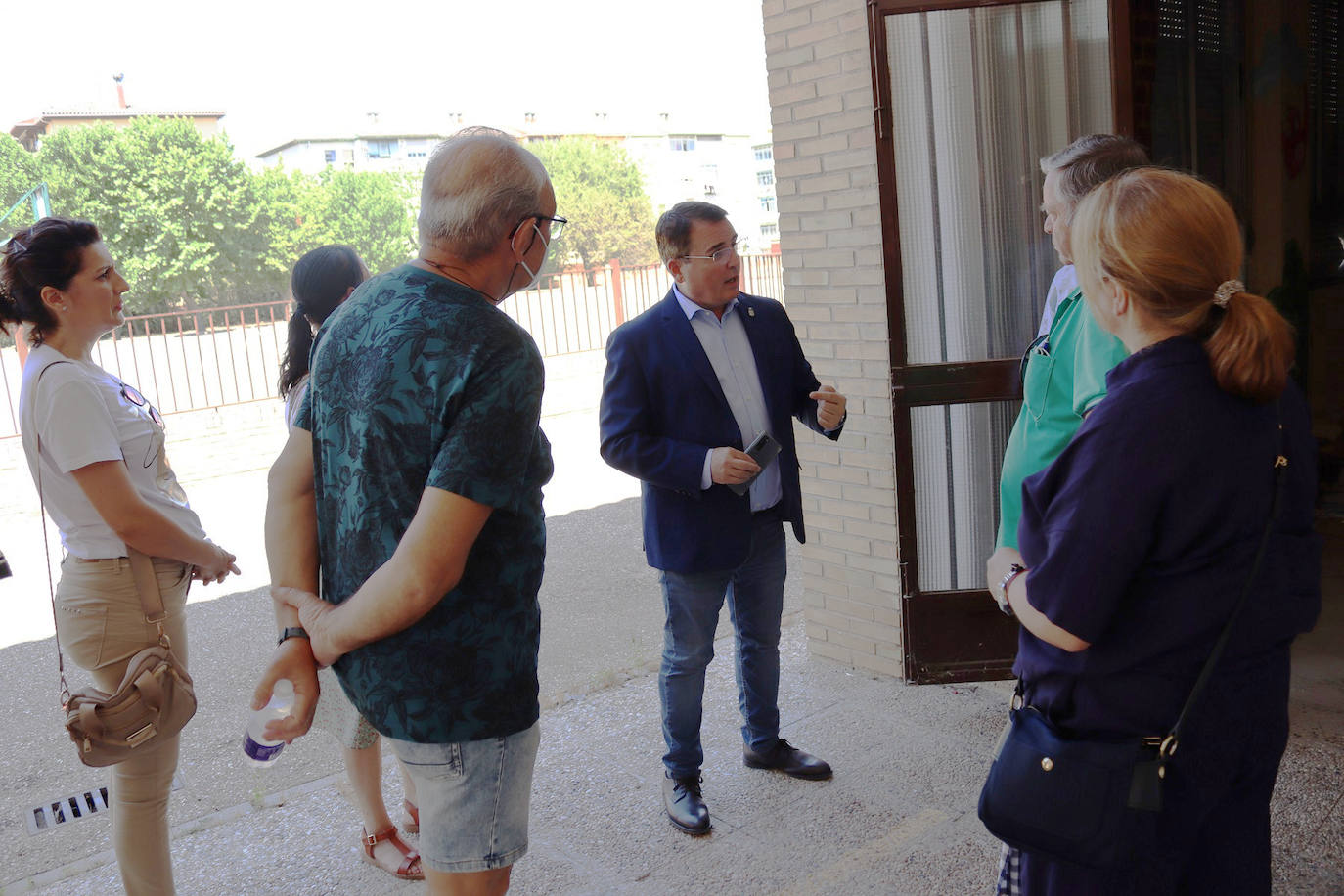 El alcalde habla con los vecinos y vecinas de la zona sobre el proyecto. 