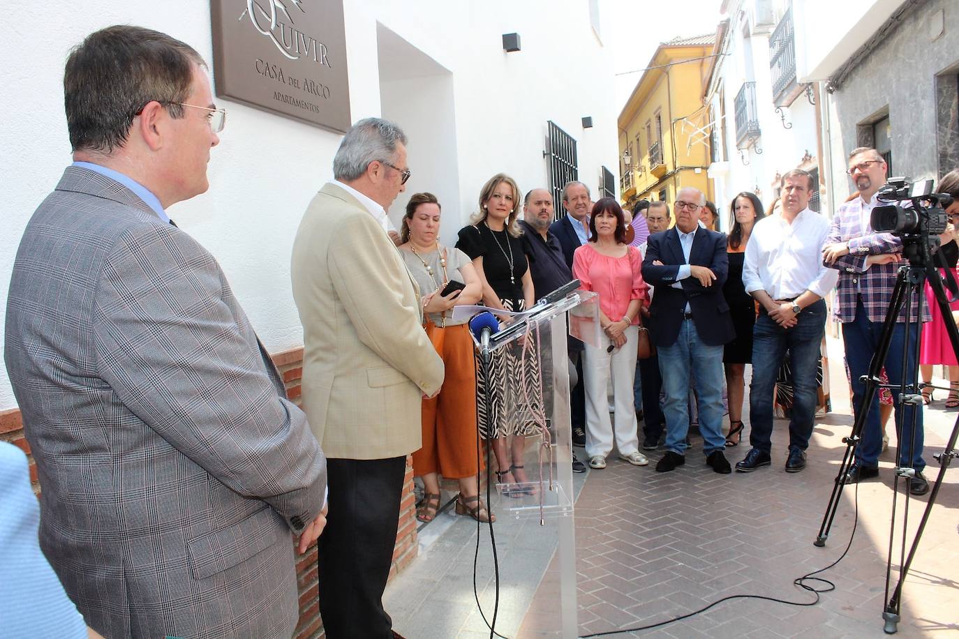 Uno de los promotores de los apartamentos tutísticos, José Luis Pérez, se dirige a los asistentes en el acto de inauguración del pasado jueves día 14 de julio. 