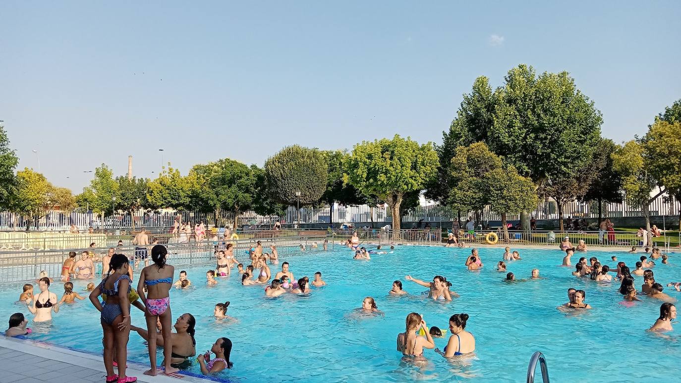 La Piscina Municipal de Andújar recibe a más de 11.000 usuarios durante el primer mes de la temporada