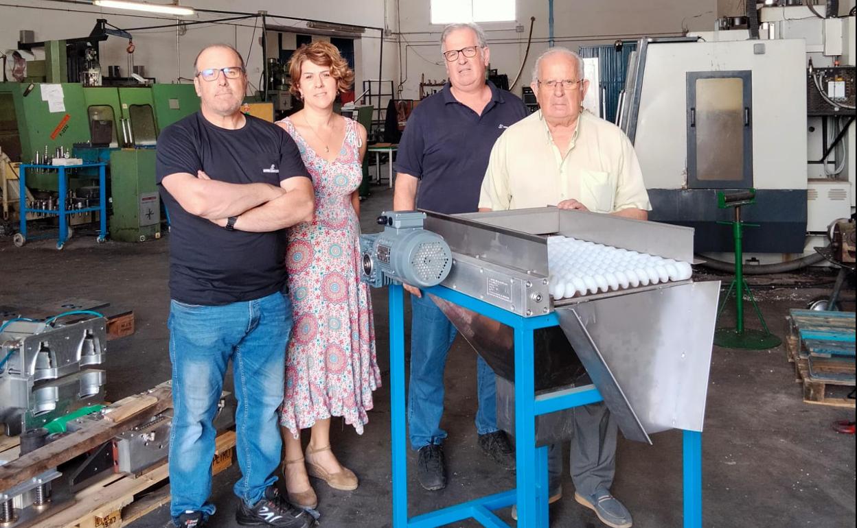 El fundador de la empresa Javier Camello Plaza(derecha) junto a sus hijos en las instalaciones de Javier Camello S.L.