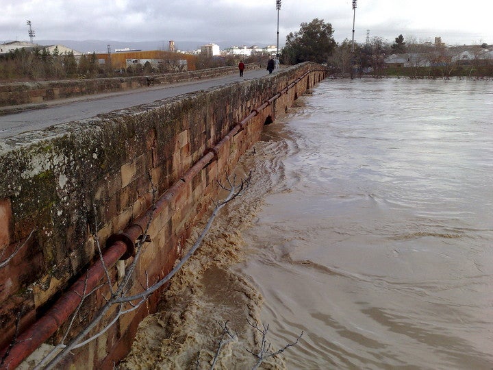 Puente romano desbordado por las ríidas de 2010. 