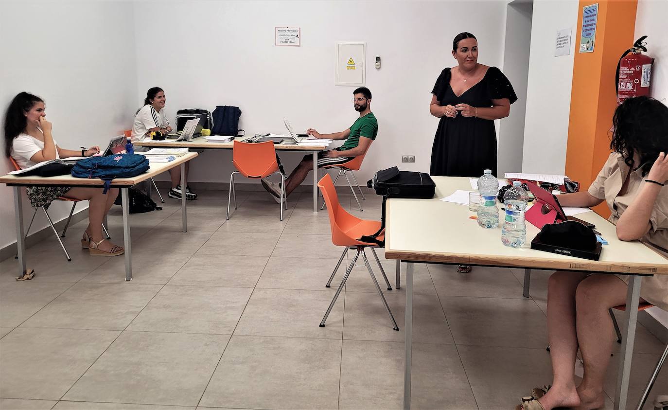 Teresa Fernández-Pacheco conversa con usuarios de la sala de la calle Carmen. 