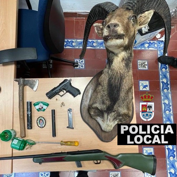 La Policía Local de Andújar detiene a un hombre que circulaba ebrio con armas de fuego en su vehículo y una cabeza de muflón disecada