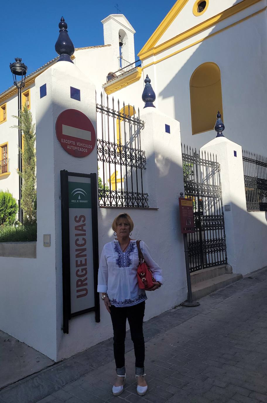 María de la Cabeza Expósito en las puertas del Antiguo Hospital 