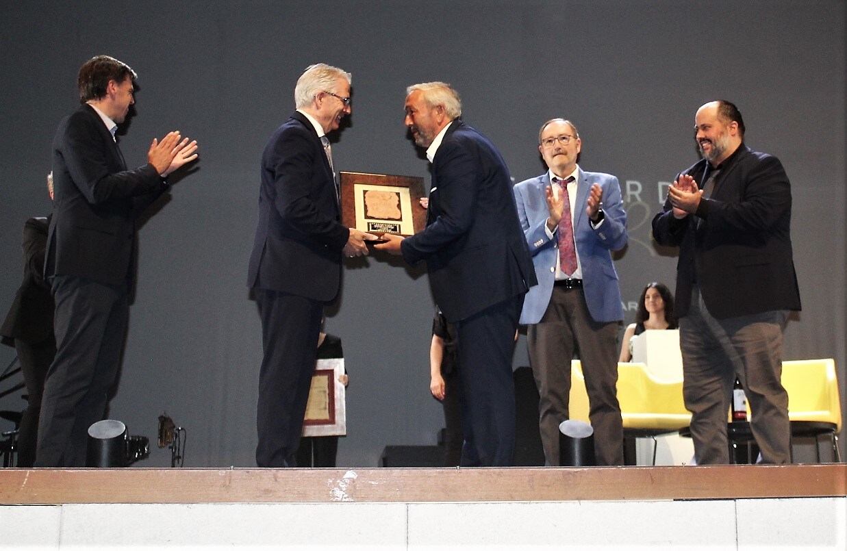 José Rodríguez recibe el galardón de manos de Lucas García. 