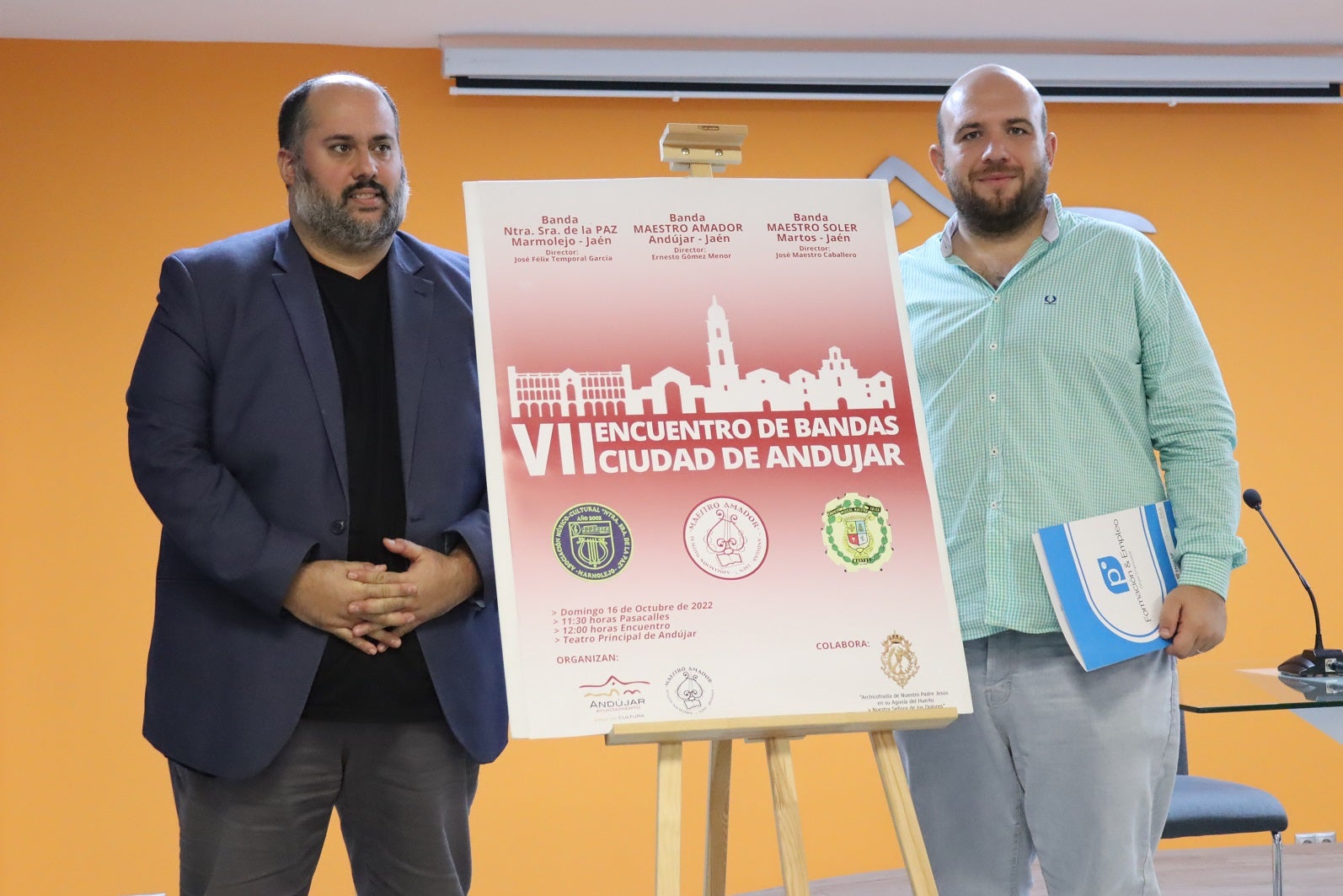 Juan Francisco Cazalilla y el presidente de la Agrupación Musical Maestro Amador, posan con el cartel anunciador. 