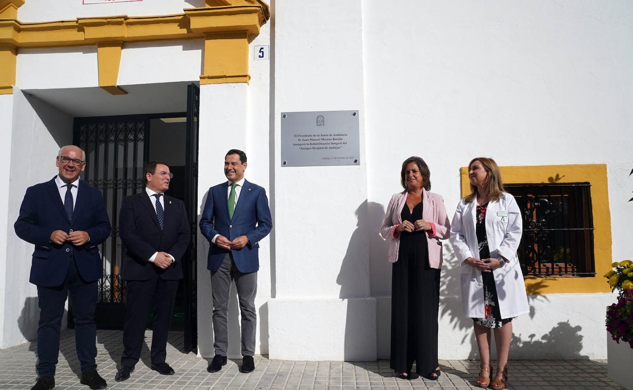 ,Juanma Moreno posa en la placa con responsables políticos y sanitarios. 
