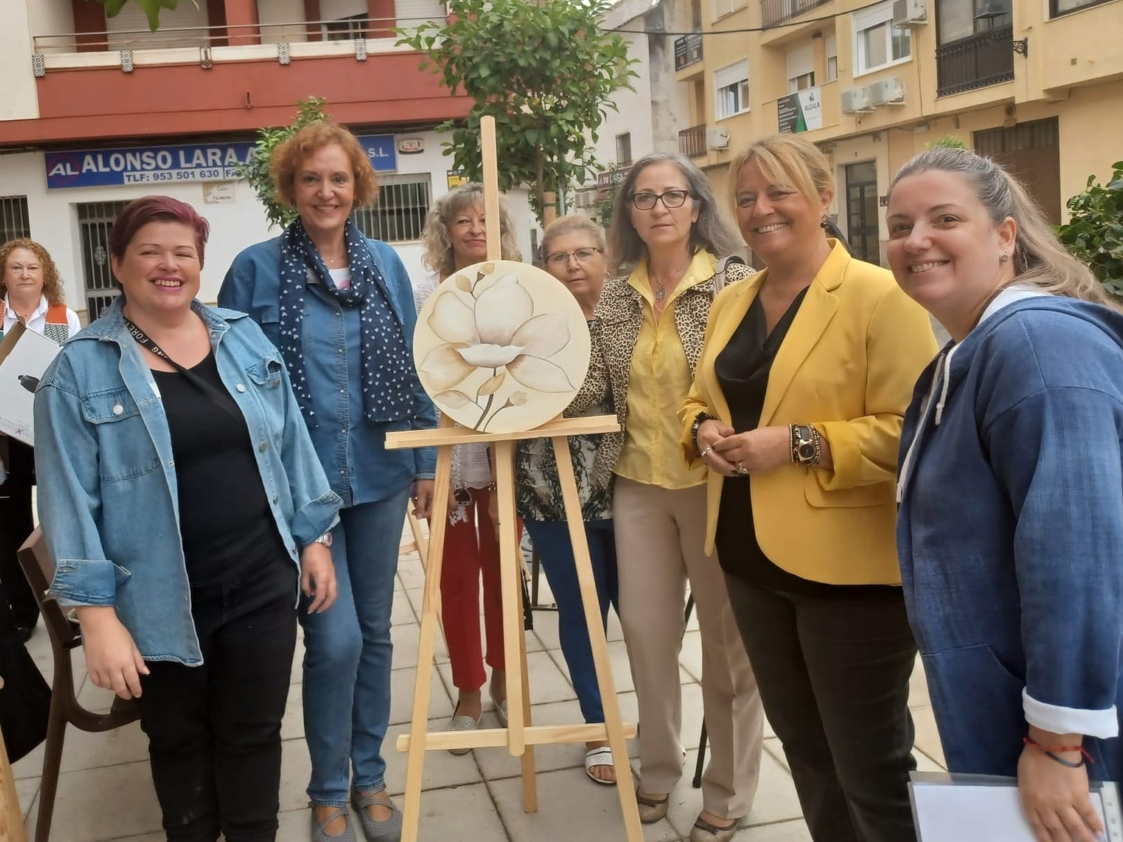 LA DELEGADA DE INCLUSIÓN SOCIAL POSA CON LAS MONITORAS Y USUARIAS DEL TALLER DE PINTURA 