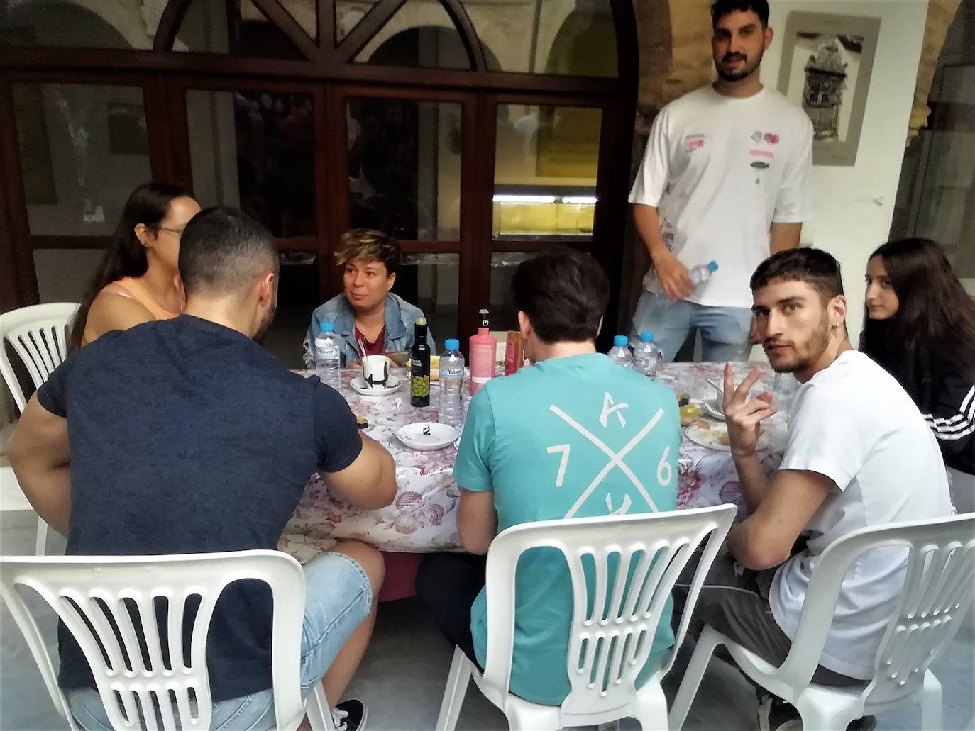 JÓVENES EN UN DESAYUNO SALUDABLE A BASE DE ACEITE Y MIEL. 