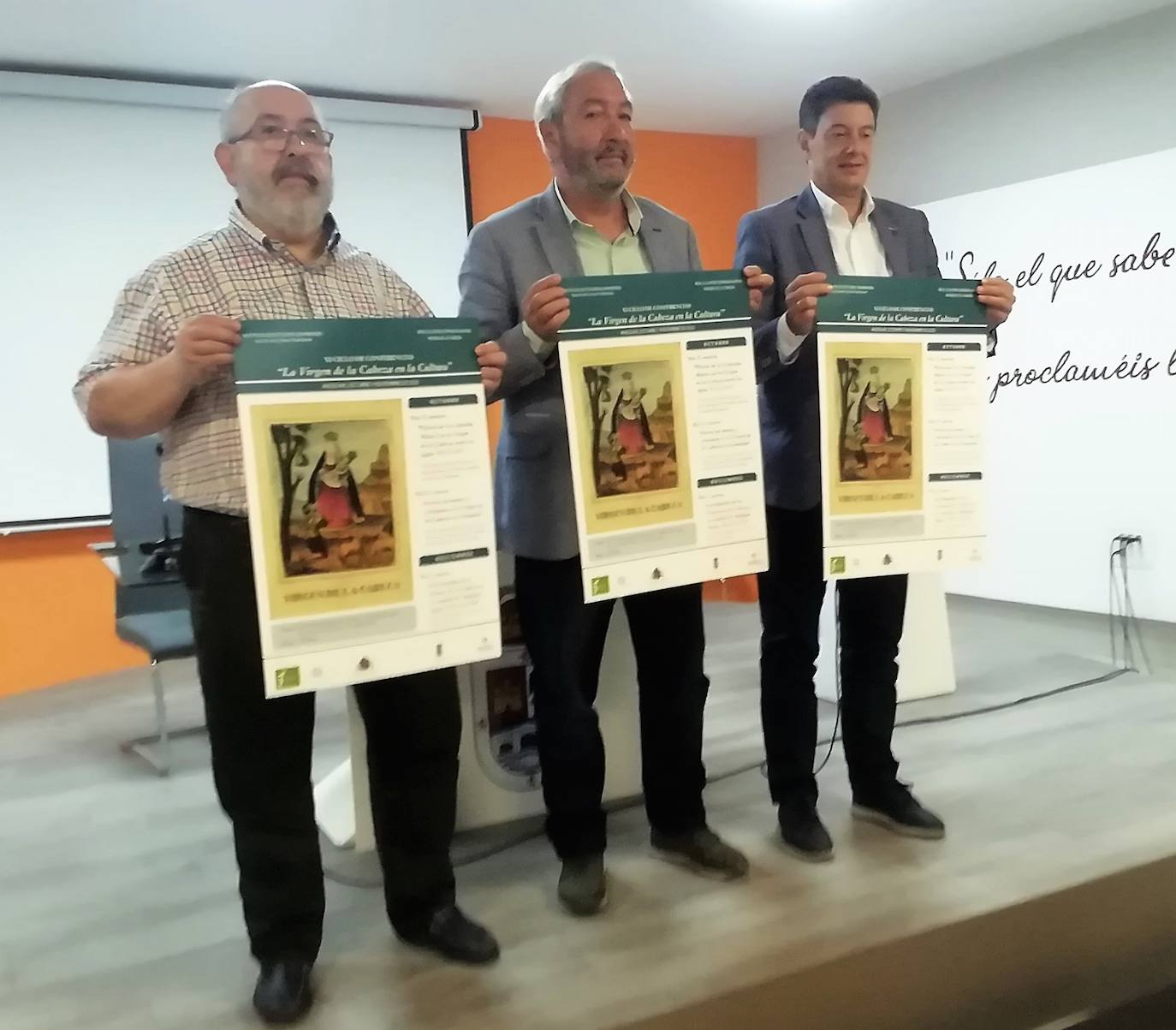 Enrique Gómez, Lucas García y Manuel Vaázques posan con los carteles el día de la presentación. 