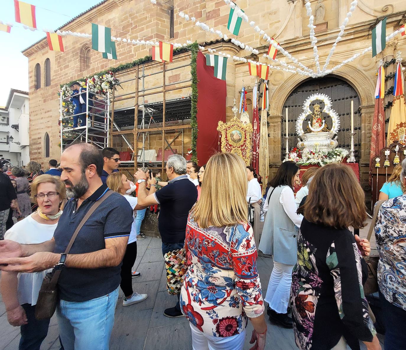 Ambiente de devotos que presentaba esta tarde la Plaza de Santa María. 