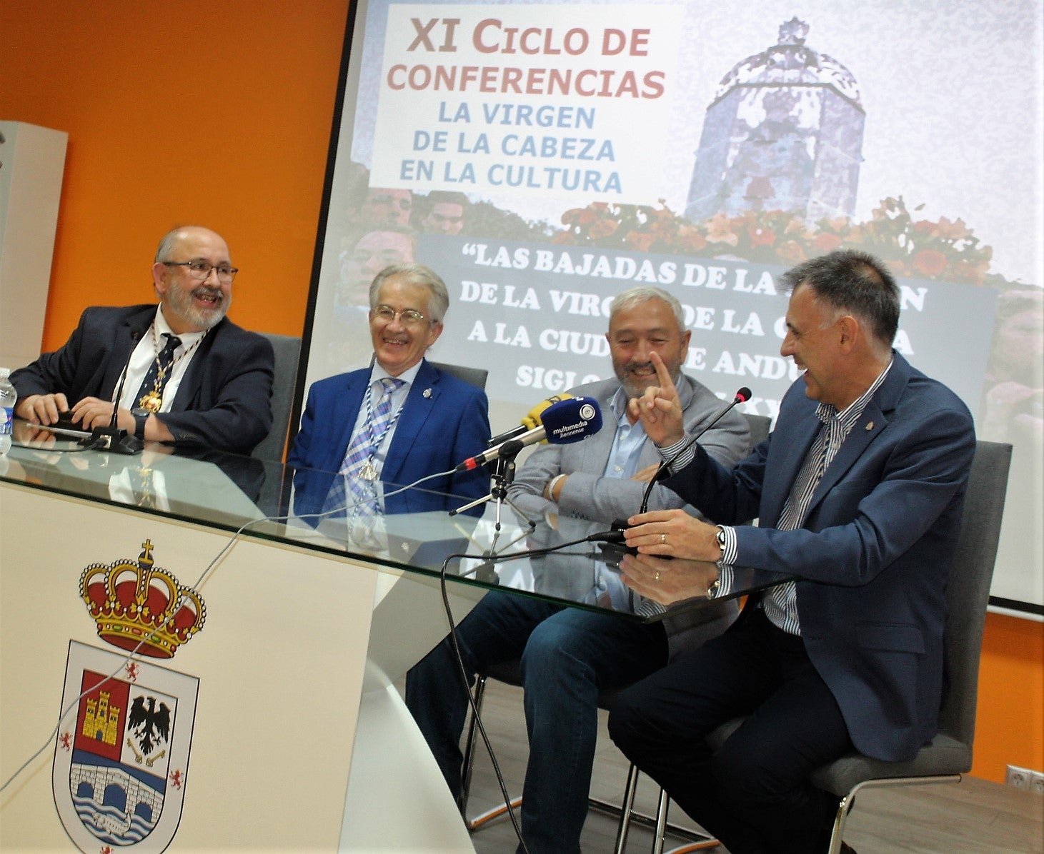 Andres Borrego bromea con Enrique Gómez al principio de la charla en presencia de Lucas García y Manuel José Gómez. 