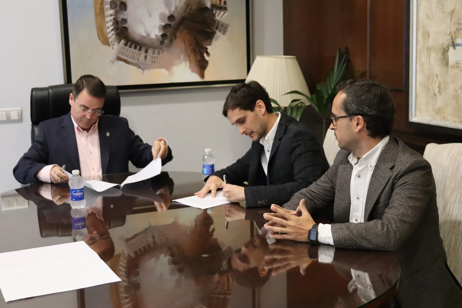 El alcalde y los hermanos Pérez durante la firma del convenio. 