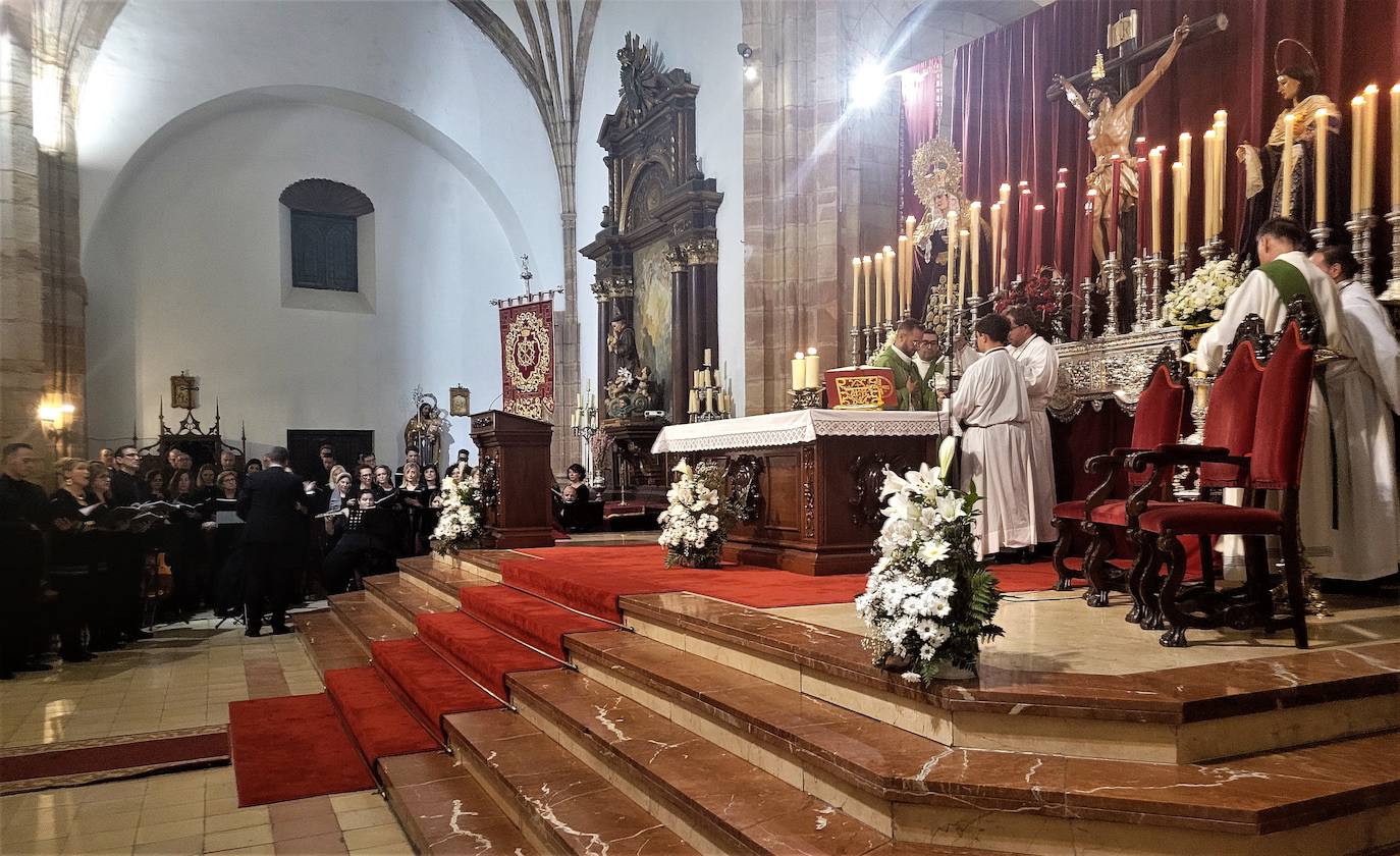 Misa conmemorativa el pasado sábado de los 75 años de la Hermandad de los Estudiantes que contó con el cántico de lujo de la coral diocesana de Toledo. 