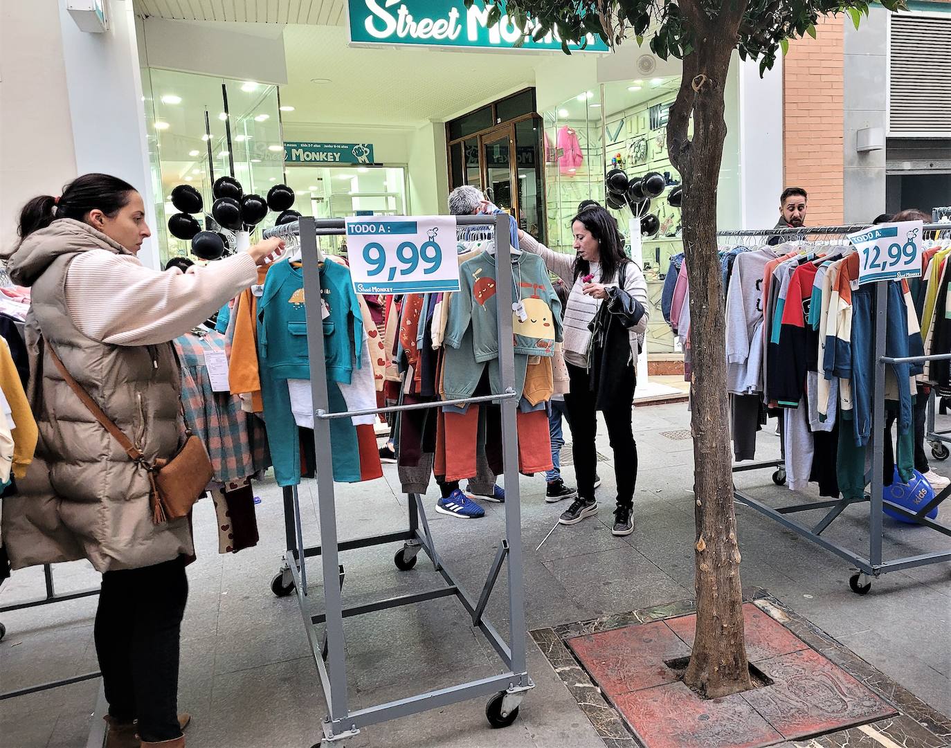 Los establecimientos sacaron sus productos a la calle. 
