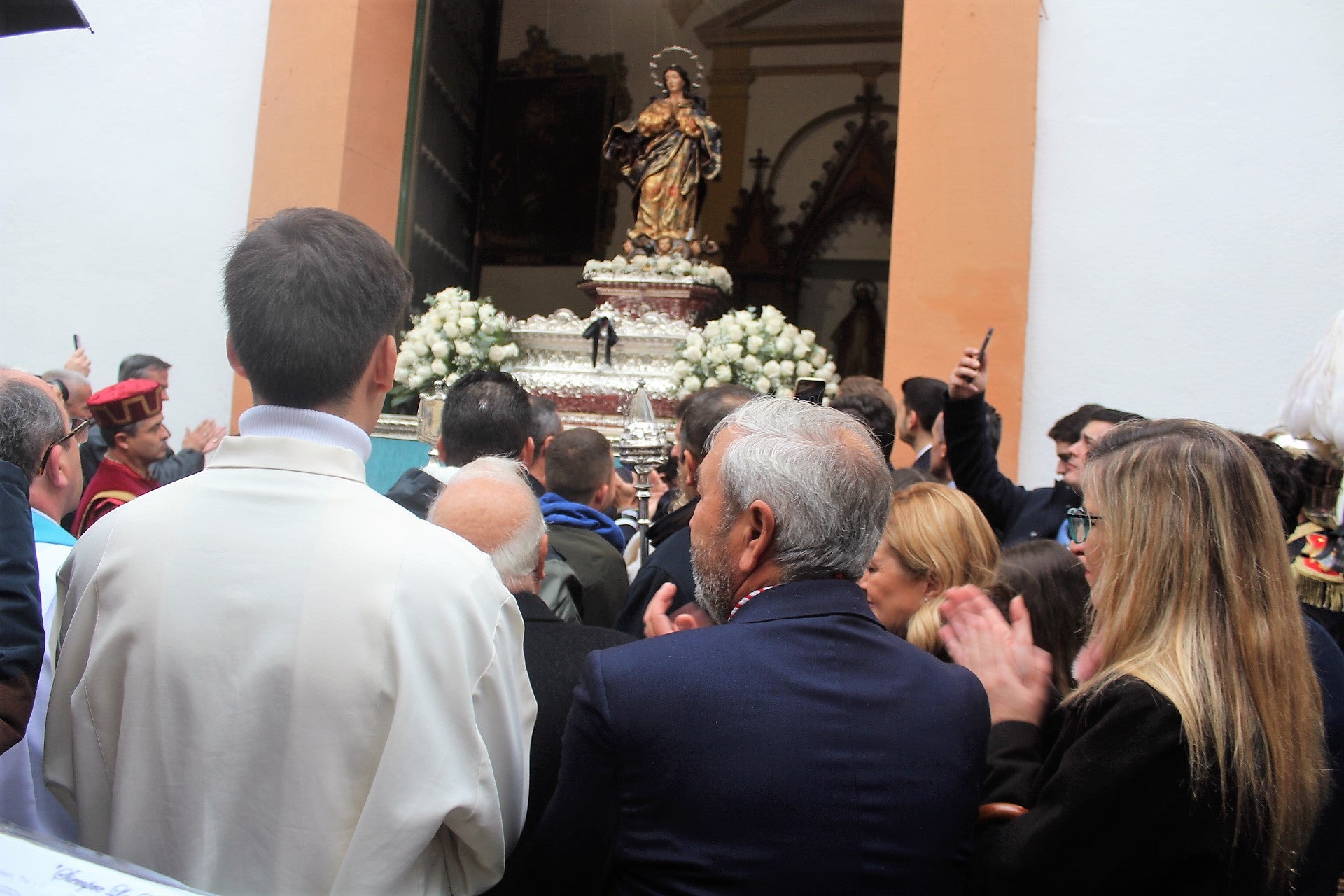 La imagen ha salido a las puertas de la iglesia para que pueda ser venerada bajo la lluvia. 